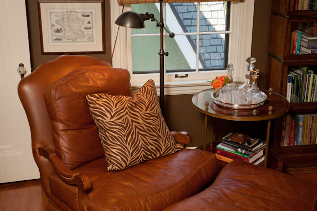 Decorating With Leather Furniture 3, Best Chairs To Go With Leather Sofa