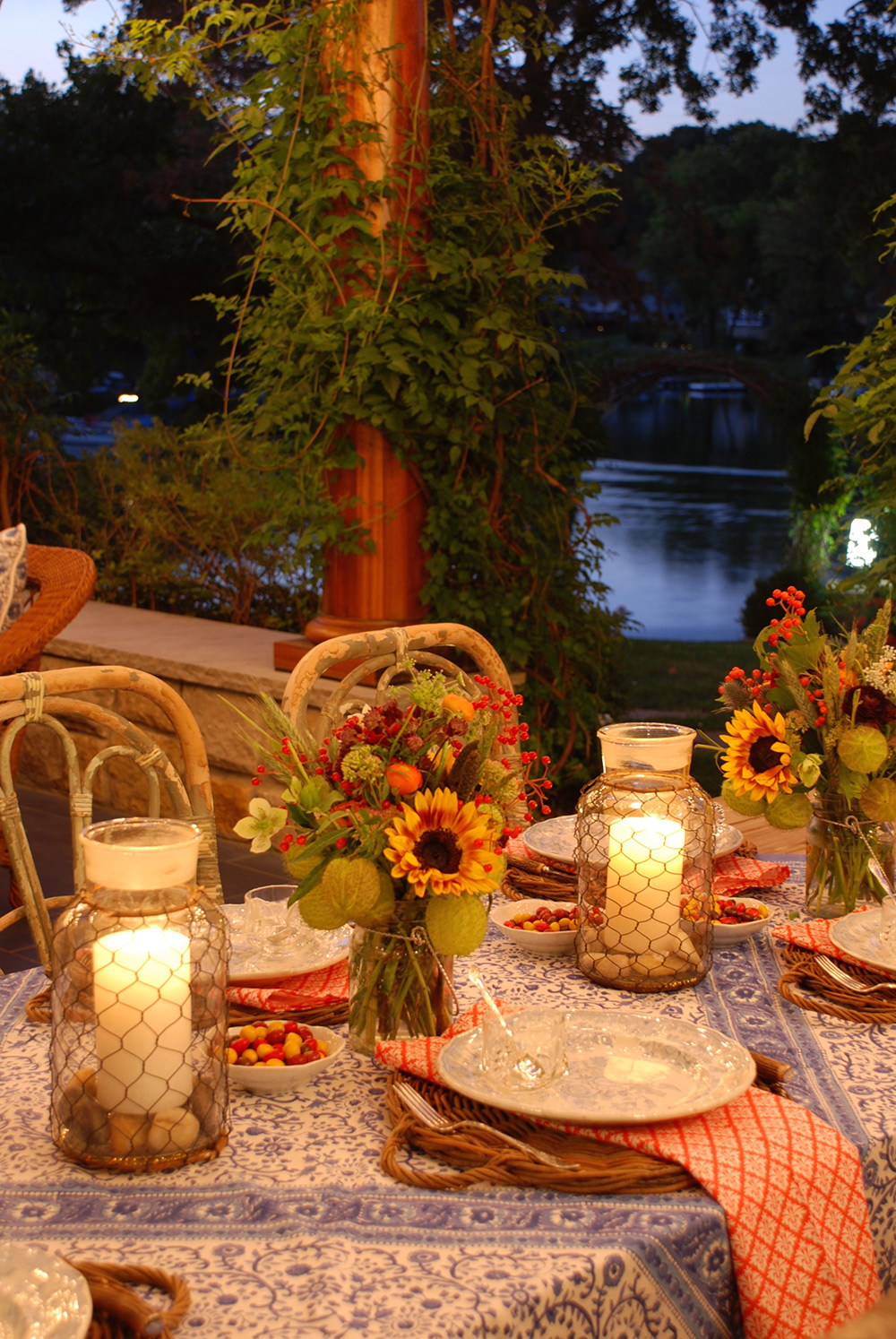 Ужин осень. Осенний ужин. Осень ужин на улице красиво. Ужин осень дом. Фото осеннего ужина на даче.